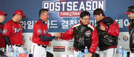 KBO는 KIA 타이거즈-LG 트윈스의 2016 타이어뱅크 KBO 포스트시즌 와일드카드 결정전 입장권 2만5000여 장이 예매로 다 팔려 현장에서는 판매하지 않는다고 10일 밝혔다. 사진=연합뉴스